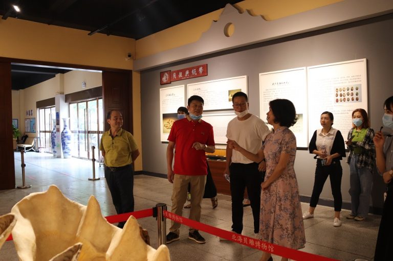 市人大常委会副主任、总工会主席柳金红，工会党组书记，副主席梁壮一行到北海市恒兴珠宝有限责任公司调研