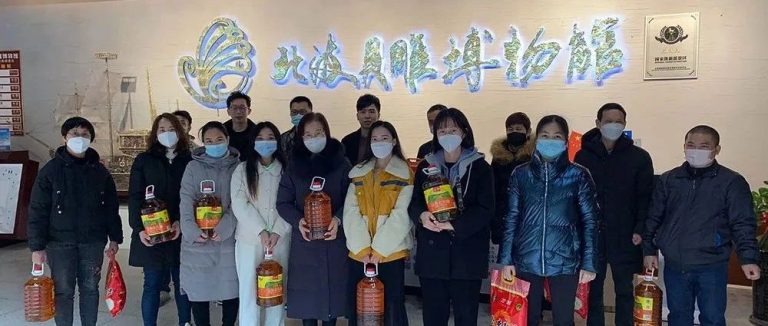 恒兴珠宝为全体员工发放春节福利